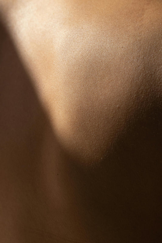 Esfoliação corporal: Benefícios da esfoliação para remover células mortas e promover uma pele mais suave e radiante.